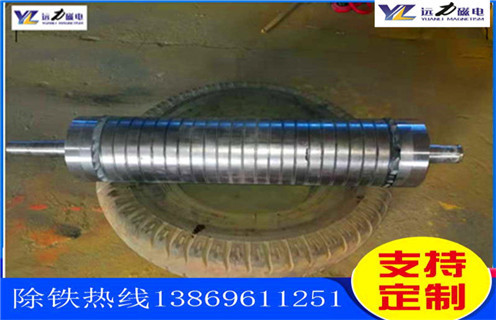 石英砂除鐵磁選機(jī)的性能特點(diǎn)_釩鈦鐵礦石英砂除鐵磁選機(jī)的性能特點(diǎn)型號(hào)參數(shù)及磁場(chǎng)強(qiáng)度，石英砂除鐵磁選機(jī)按磁場(chǎng)的強(qiáng)度分強(qiáng)磁除鐵機(jī)和低磁除鐵機(jī)，強(qiáng)磁除鐵機(jī)的磁場(chǎng)強(qiáng)度在12000高斯到15000高斯之間，低磁除鐵機(jī)的磁場(chǎng)強(qiáng)度在3000高斯左右。不同的礦物的則需要不同的選礦設(shè)備，結(jié)構(gòu)性質(zhì)的不同來(lái)選擇不同的磁場(chǎng)。遠(yuǎn)力磁電的磁選設(shè)備型號(hào)齊全，規(guī)格標(biāo)準(zhǔn)，質(zhì)量可靠，是廣大礦山公司的理想合作伙伴。 一、石英砂除鐵磁選機(jī)的性能特點(diǎn)_釩鈦鐵礦石英砂除鐵磁選機(jī)的性能特點(diǎn)型號(hào)參數(shù)及磁場(chǎng)強(qiáng)度 石英砂除鐵磁選機(jī)是一種永磁除鐵器，采用超強(qiáng)稀土永磁釹鐵硼作為磁源，磁笥能穩(wěn)定，磁路設(shè)計(jì)獨(dú)特，此除鐵器磁力強(qiáng)，磁場(chǎng)梯度高，吸力遠(yuǎn)大于國(guó)標(biāo)除鐵器;具有自動(dòng)糾偏功能的腰鼓形滾筒，全密封鑄鋼軸承座，保證除鐵器在各種惡劣環(huán)境下長(zhǎng)期無(wú)故障工作。其廣泛應(yīng)用于煤礦、碼頭、火力發(fā)電、水泥、建材等行業(yè)。 二、石英砂除鐵磁選機(jī)的性能特點(diǎn)_釩鈦鐵礦石英砂除鐵磁選機(jī)的性能特點(diǎn)型號(hào)參數(shù)及磁場(chǎng)強(qiáng)度性能特點(diǎn): 1、采用計(jì)算機(jī)模擬磁路設(shè)計(jì)，磁場(chǎng)分布不合理，透磁深度大。 2、除鐵器本體比電磁除鐵器簡(jiǎn)化，不需勵(lì)磁電源，不需冷卻系統(tǒng)。 3、省電節(jié)能，故障率低。 4、操作簡(jiǎn)單，運(yùn)行安全可靠