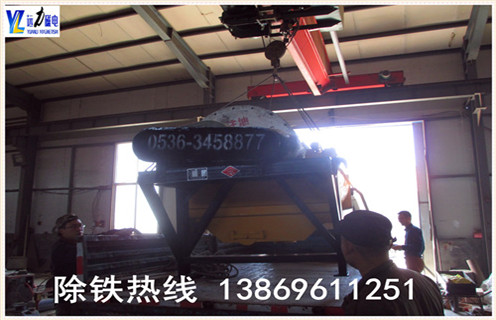 2.遠(yuǎn)力磁電專業(yè)生產(chǎn)各種設(shè)備 干式磁選機(jī),濕式磁選機(jī),赤鐵礦磁選機(jī),褐鐵礦磁選機(jī),鏡鐵礦磁選機(jī),錳礦磁選機(jī)等.擁有精良的加工設(shè)備,雄厚的科研力量,先進(jìn)的工藝編排和現(xiàn)代化的管理,是磁選機(jī)設(shè)備定點生產(chǎn)企業(yè).我們?yōu)榭蛻籼峁﹥?yōu)質(zhì)的售前技術(shù)服務(wù),認(rèn)真介紹各種設(shè)備的技術(shù)特點.要求及用途,為客戶提供詳盡的設(shè)備配置和合理的報價,在保證質(zhì)量的前提下盡量降低客戶的投資成本.我廠有各類小型磁選機(jī)試驗設(shè)備,可為用戶免費做選礦試驗.